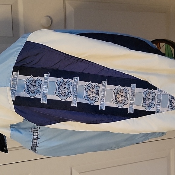 Vintage and Classic 90s, UNC Tar Heels Puffer Jacket (LG) - Picture 5 of 8